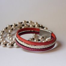 Witte en koraalkleurige gevlochten manchetarmband