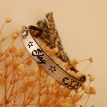 Florâme armband gegraveerd met gele bloemen op zilverleer