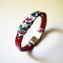 Florâme armband met lint van kersenvruchten op rood leer