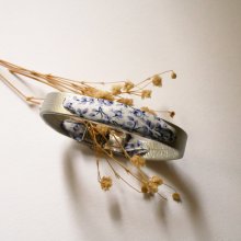 Florâme armband met bevrijdingslint blauwe bloemen op zilverleer
