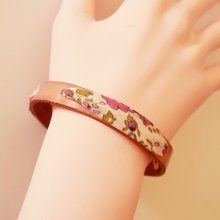 Florâme armband met vrijheidslint en paarse bloemen op verouderd roze leer