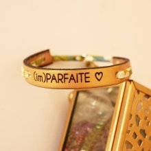 ImParfaite gegraveerde Florâme armband met lichtgroen bevrijdingslint op goudleer 