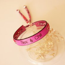 Florâme gegraveerde Flex & Chill armband met bevrijd bloemenlint op fuchsia leer