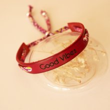Florâme Good vibes gegraveerde armband met paars liberty lint op rood leer