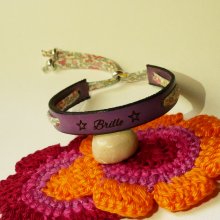 Florâme 'Brille' gegraveerde armband met pastel liberty lint op paars leer