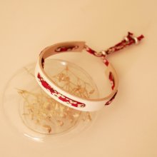 Florâme armband met rood Misti bevrijdingslint op wit leer