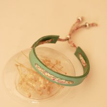 Florâme armband met pastel liberty bloemenlint op celadon groen leer