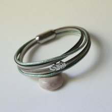 Multileren armband in beige, lichtgroen en parelmoer, versierd met een veertje