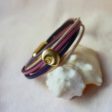 Multilink-armband van perzik- en mauveleer met goudkleurige schelpversiering