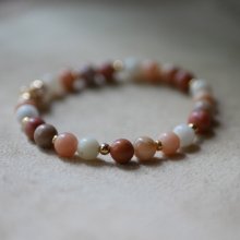 Armband met roze en witte Aventurijn natuursteen kralen en gouden parels