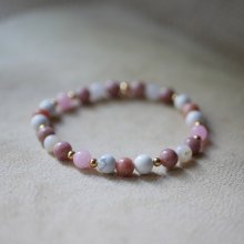 Howliet en Rhodoniet natuursteen en gouden kralenarmband