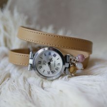 Leren armbandhorloge met camelkleurige kralen