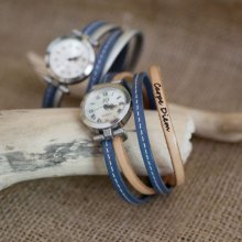 Horloge met dubbele lederen band met blauwe stiksels en een tweede kleur naar keuze te personaliseren 
