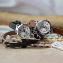 Zilverkleurig horloge met leren band en zilverkleurige gesp