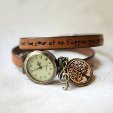 Gegraveerd houten cabochon horloge met dubbele leren band en bronzen wijzerplaat