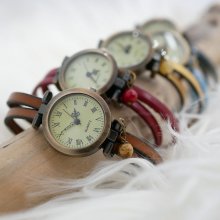 Dameshorloge met dubbele lederen band in verschillende kleuren 