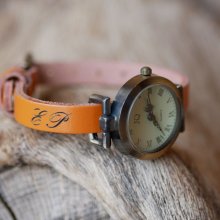 Lederen armbandhorloge met gegraveerde initialen