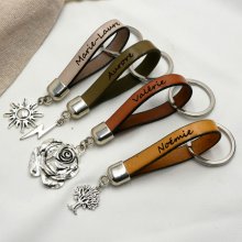 Leren sleutelhanger te personaliseren door gravure met hanger naar keuze