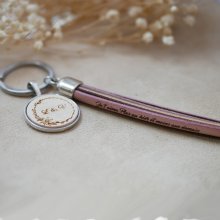 Op maat gemaakte sleutelhanger van leer en hout met leren pompon en gegraveerde cabochon