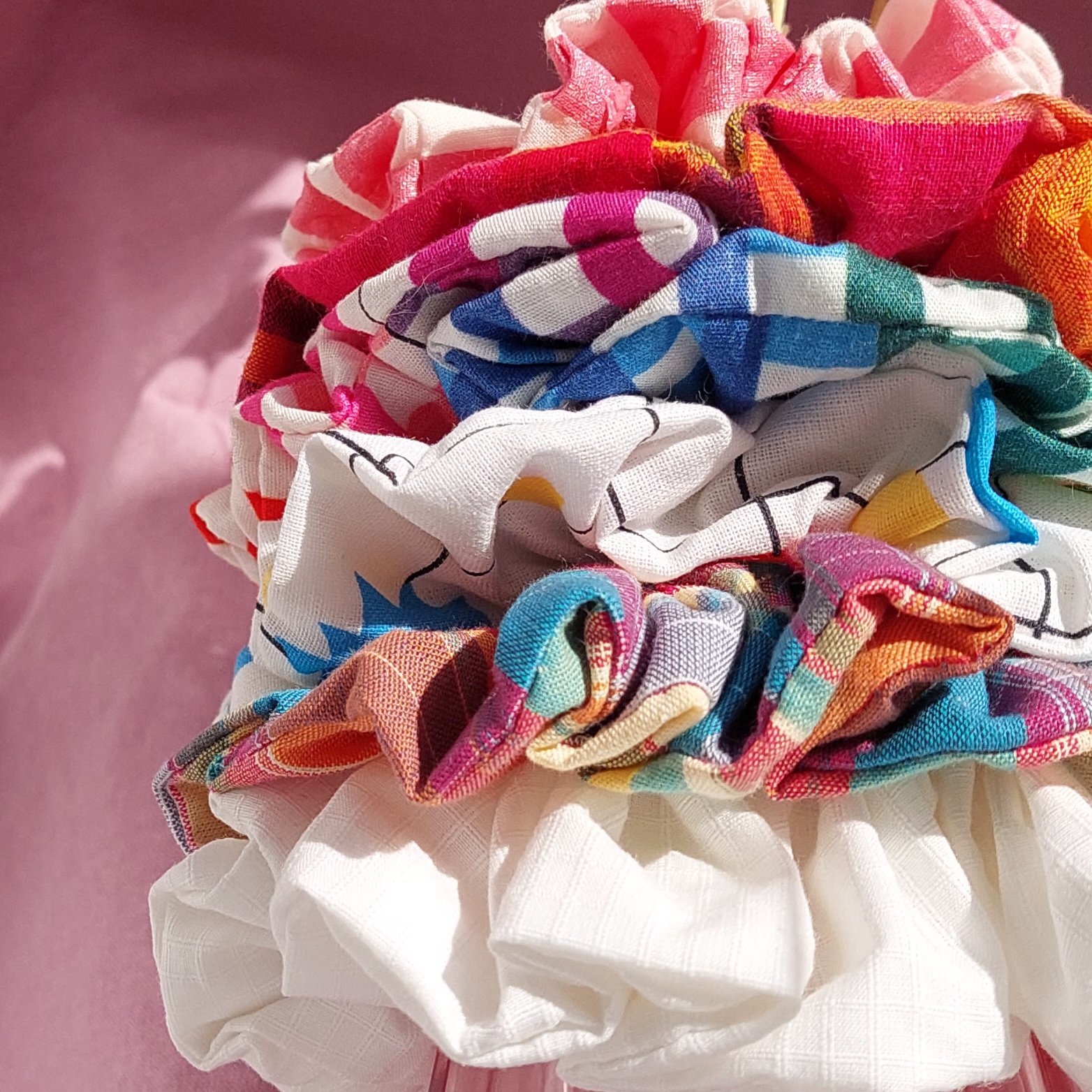 Chouchou blanc &agrave; carreaux et formes color&eacute;es - School