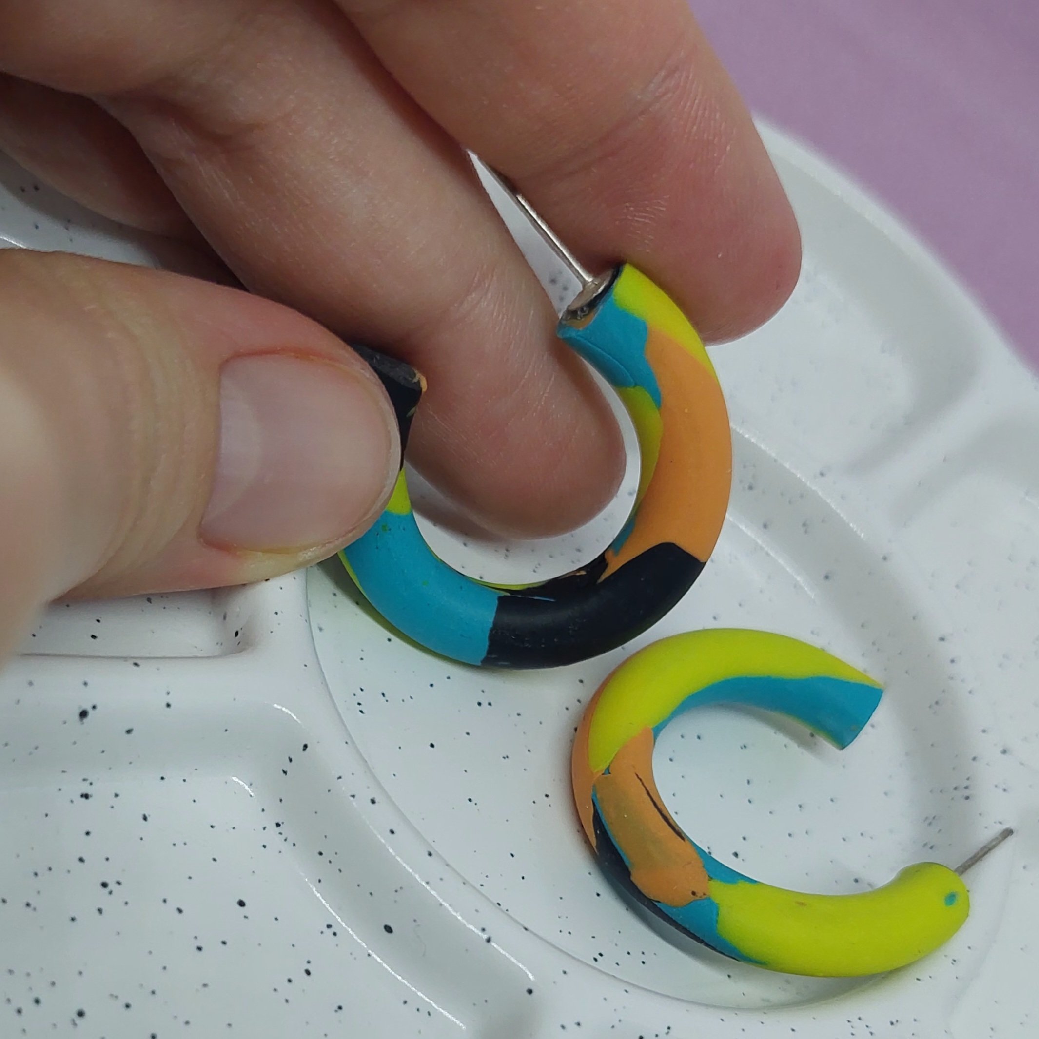 Cr&eacute;oles m&eacute;lang&eacute;es noir, jaune, bleu, et orange