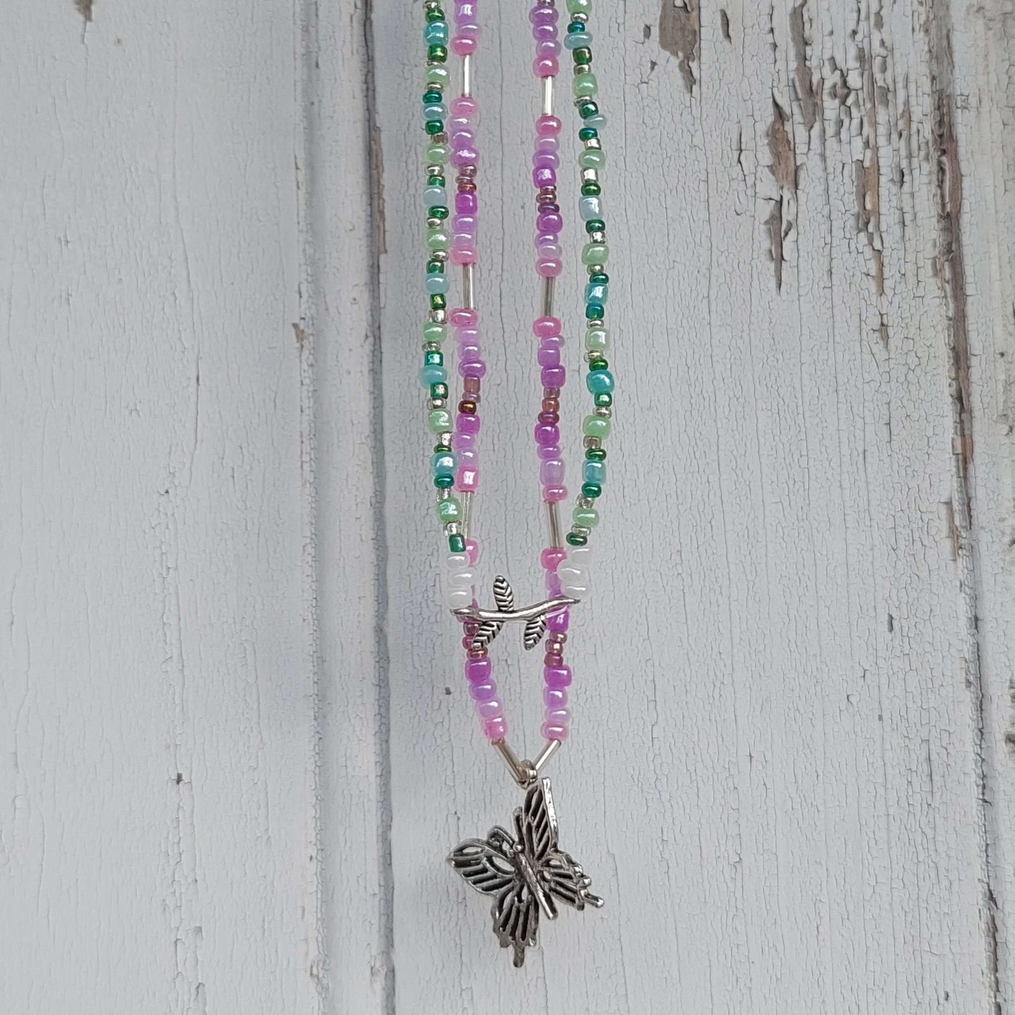 Ras du cou violet &agrave; breloque papillon