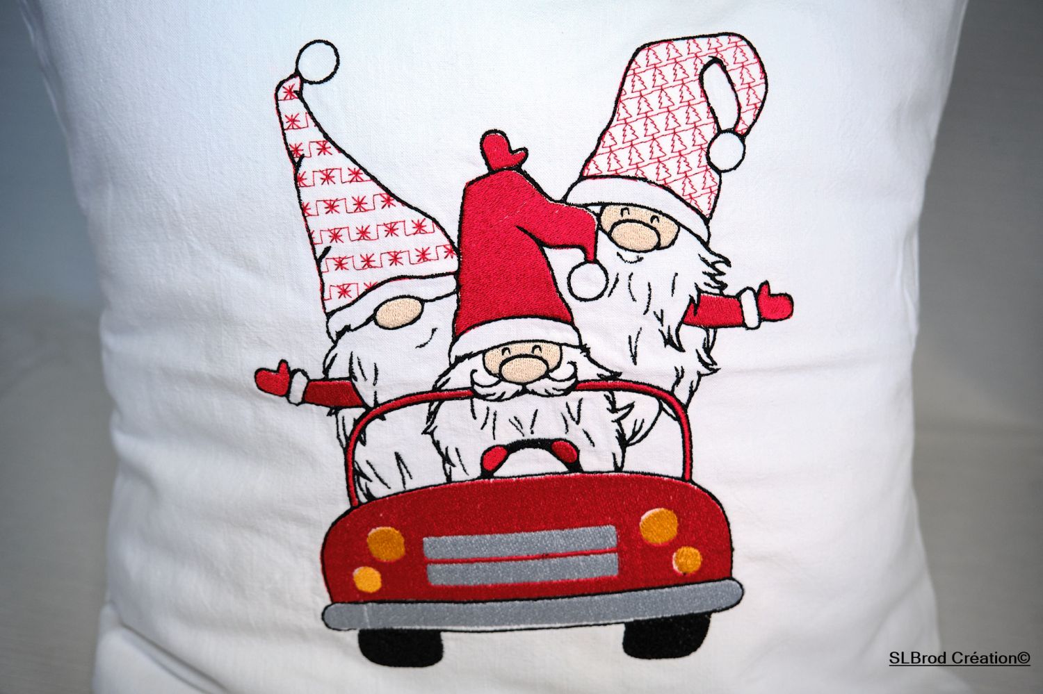 Kussenhoes kerstkabouters in de auto