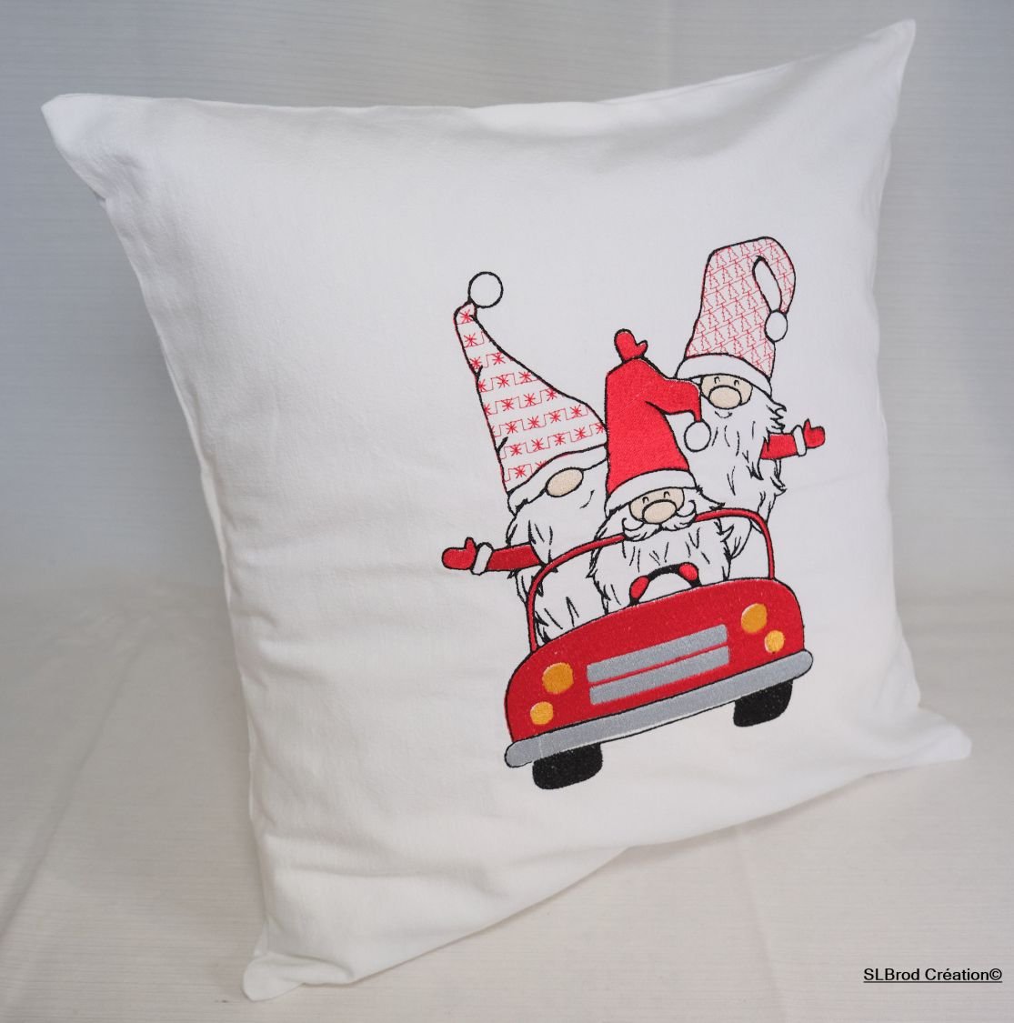 Kussenhoes kerstkabouters in de auto