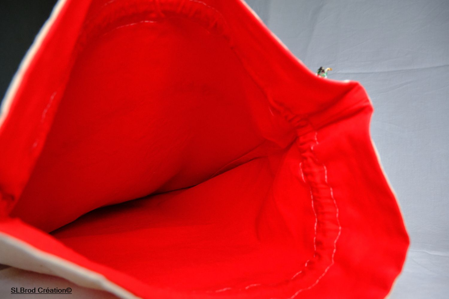 Kerstkonijn met rood cadeau groot formaat