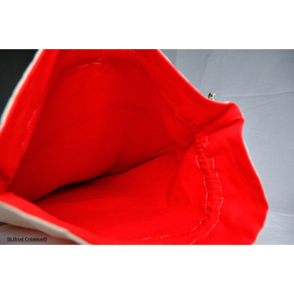 Kerstkonijn met rood cadeau groot formaat