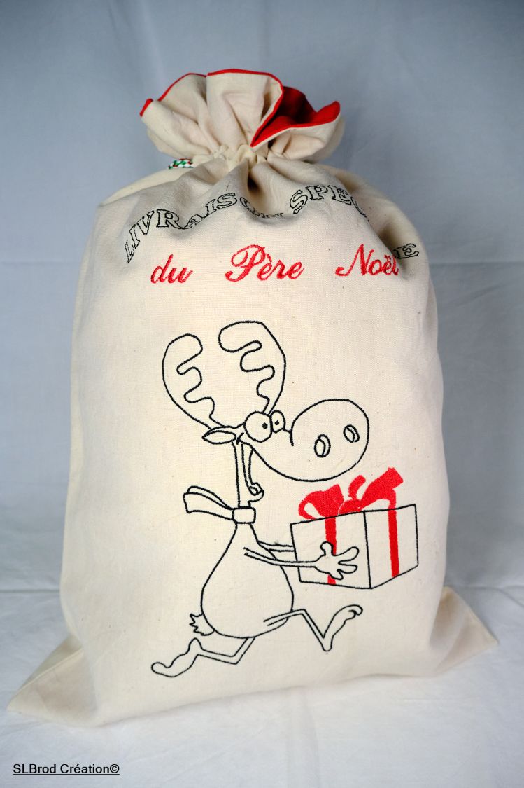 Kerstkonijn met rood cadeau groot formaat