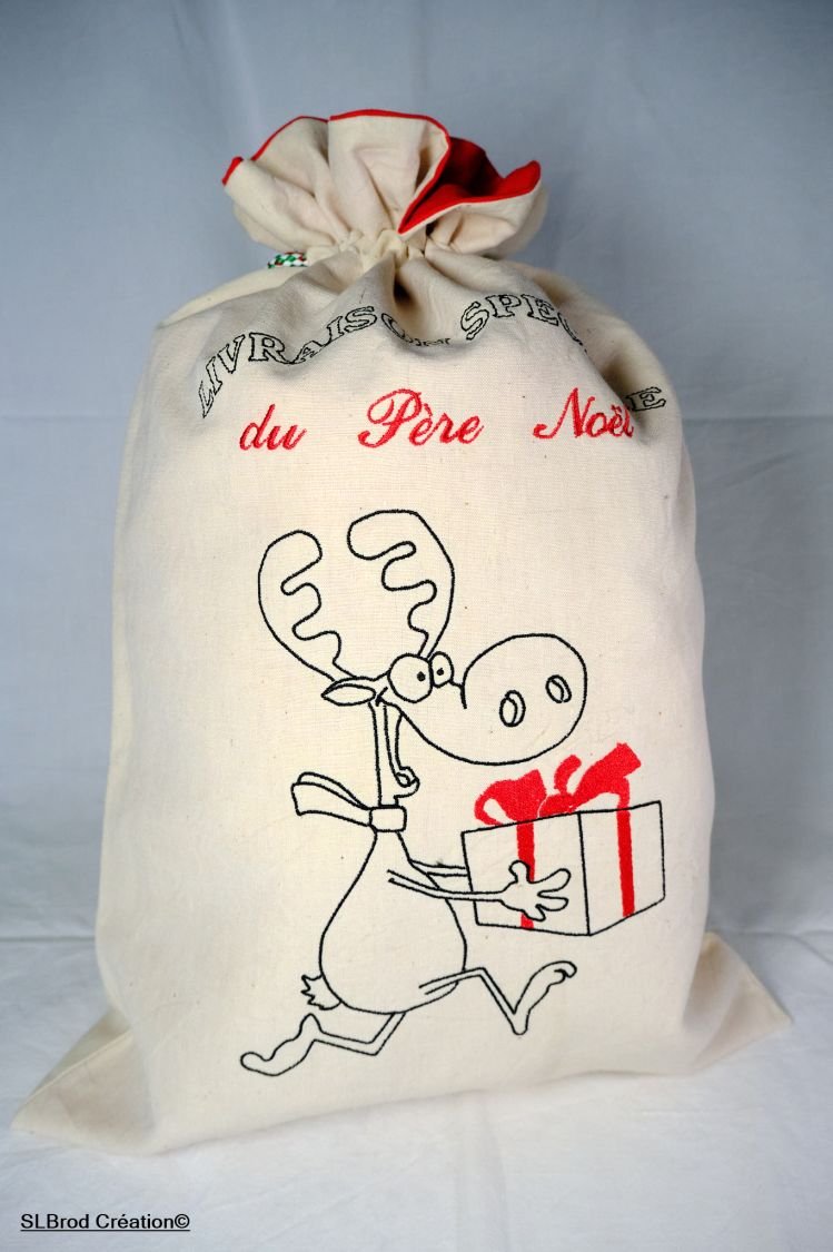 Kerstkonijn met rood cadeau groot formaat