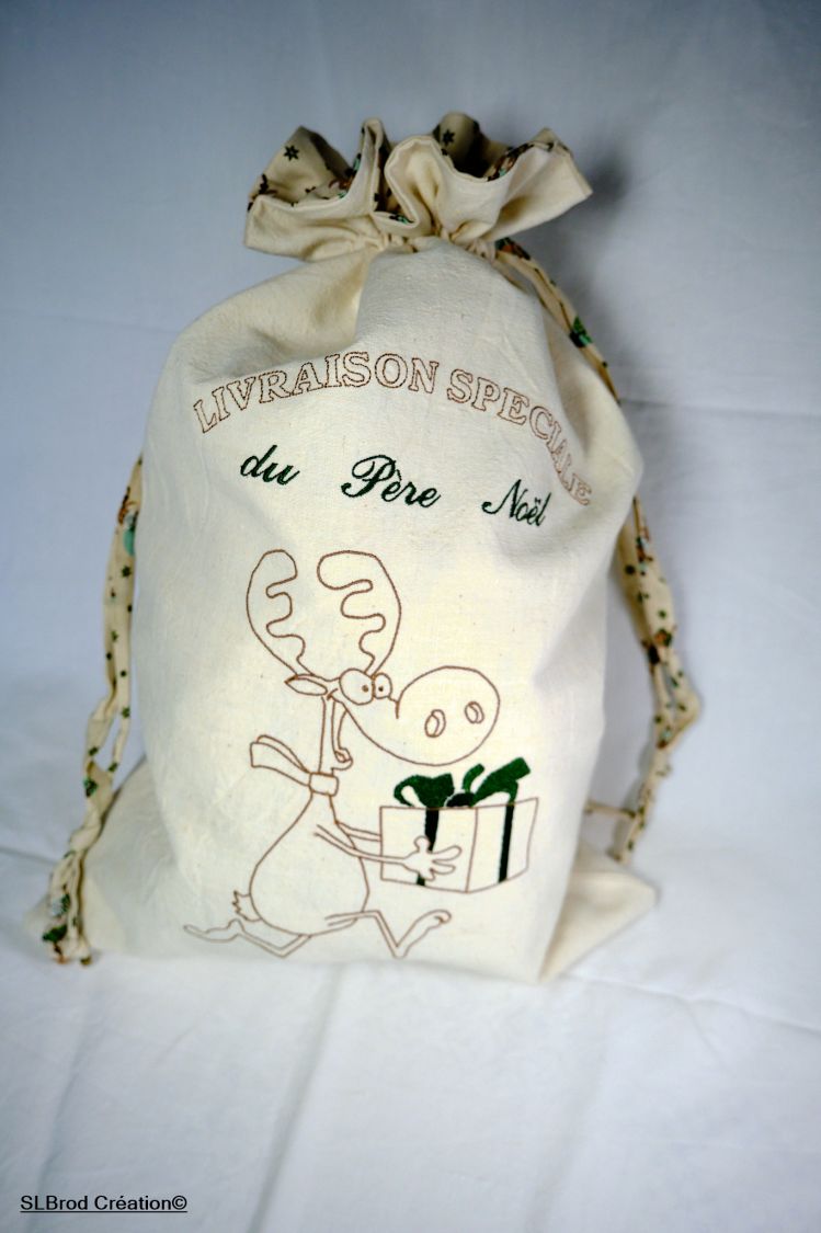 Kerstkonijn met groen cadeau groot formaat