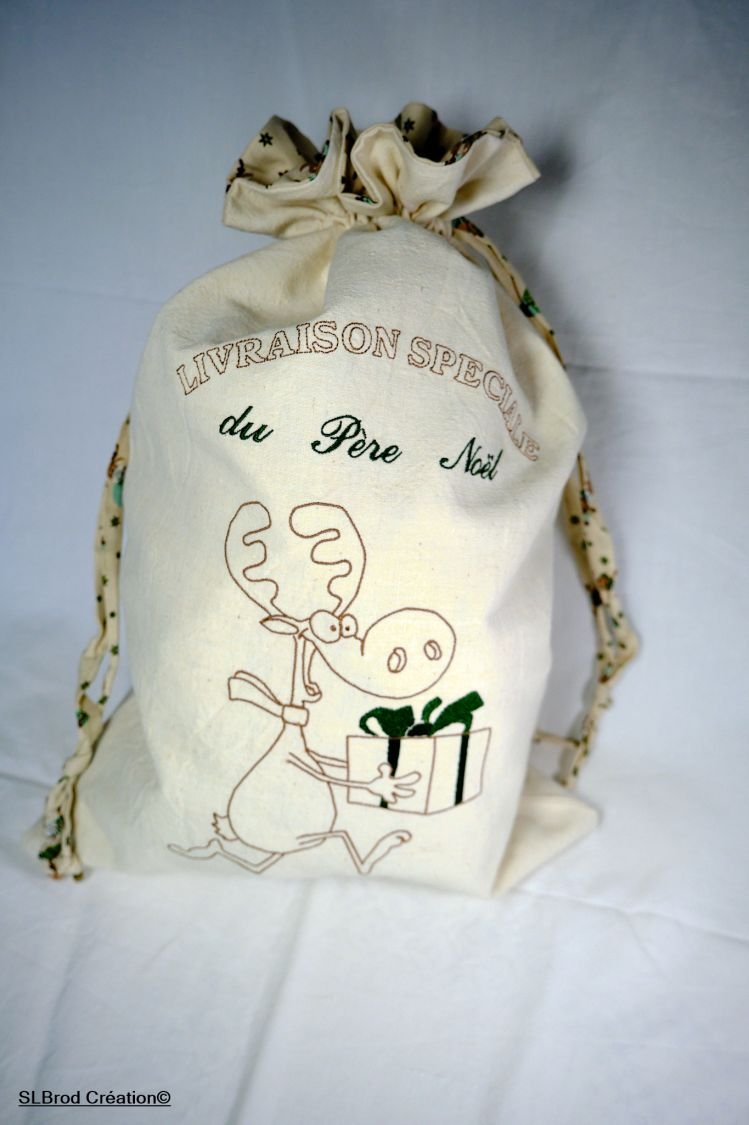 Kerstkonijn met groen cadeau groot formaat