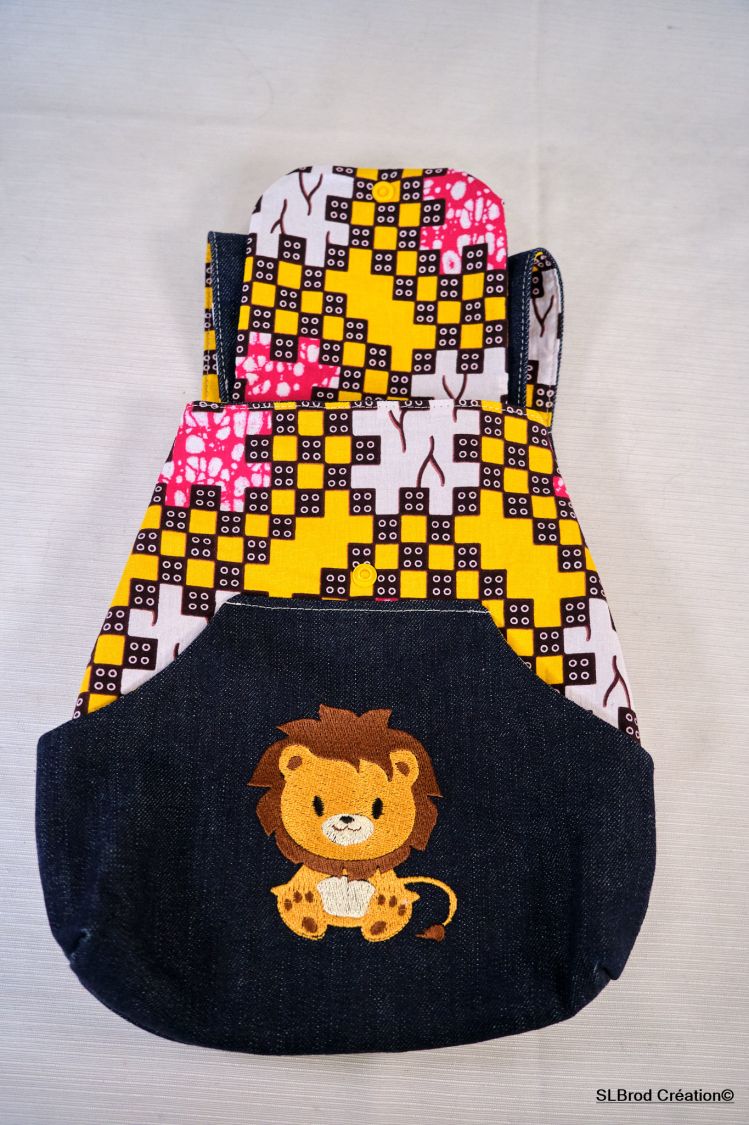 Gepersonaliseerde geborduurde kinderrugzak met leeuw en baobab