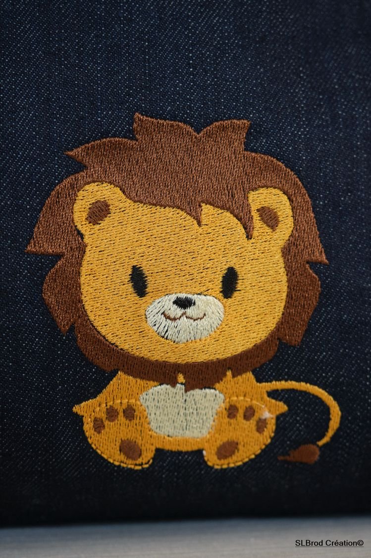 Gepersonaliseerde geborduurde kinderrugzak met leeuw en baobab