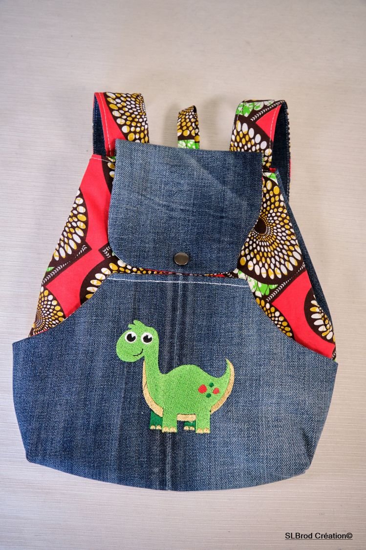 Kinderrugzak geborduurd met dinosaurus en was te personaliseren met uw naam