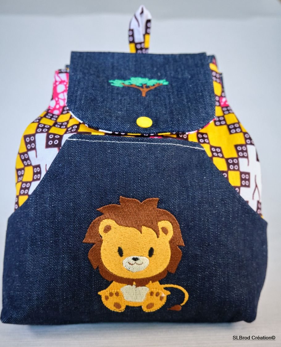 Gepersonaliseerde geborduurde kinderrugzak met leeuw en baobab