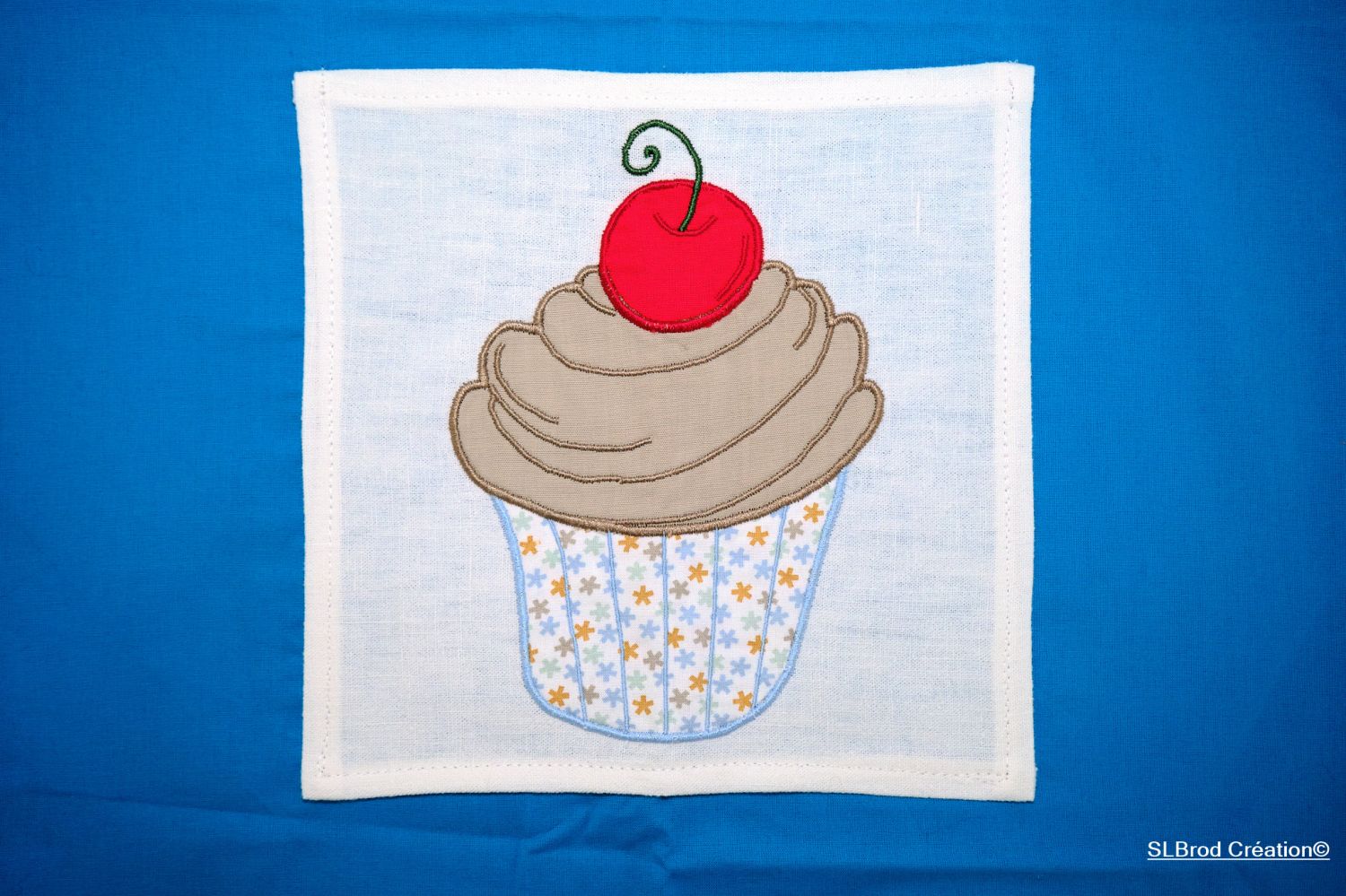 Geborduurd kinderschort cup cake