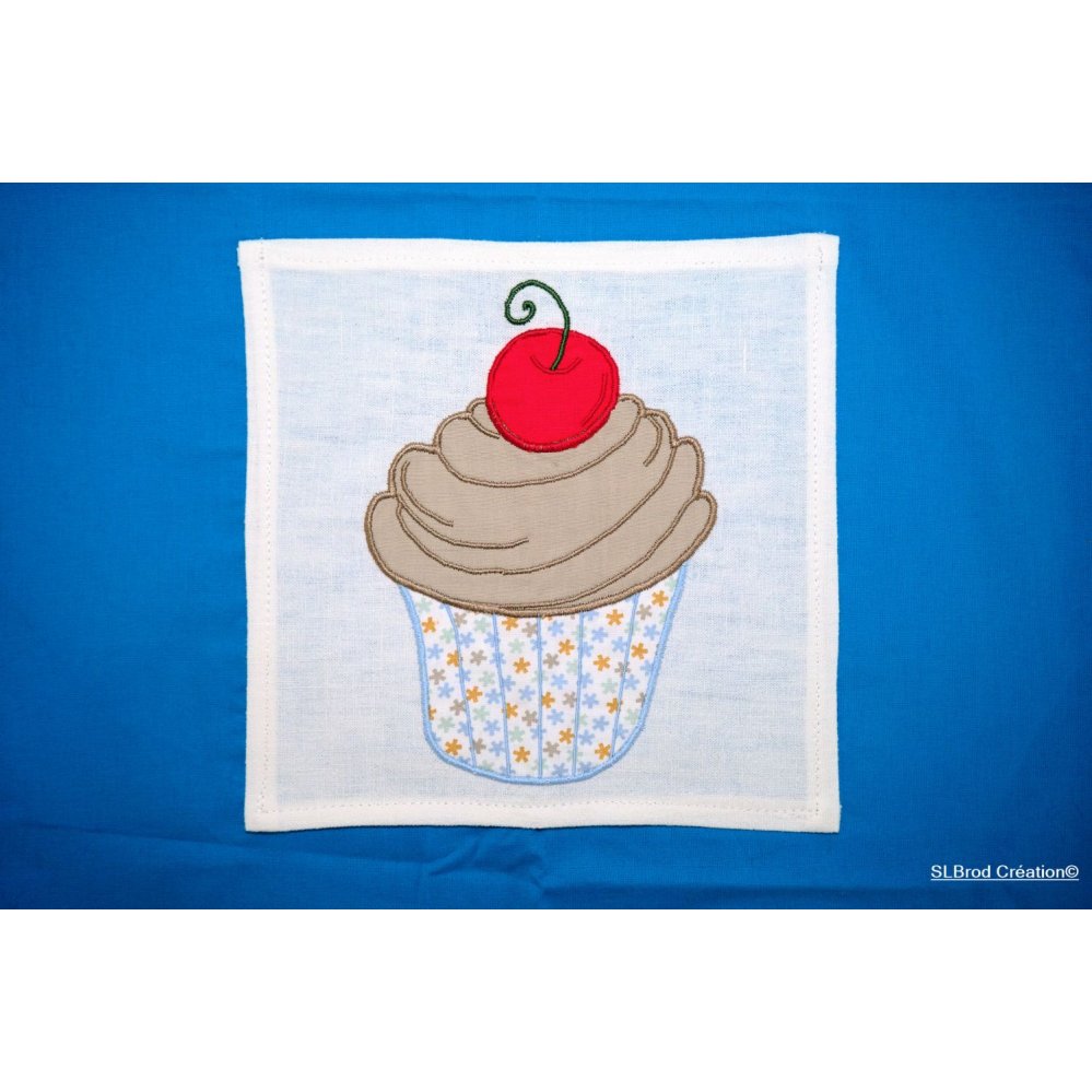 Geborduurd kinderschort cup cake