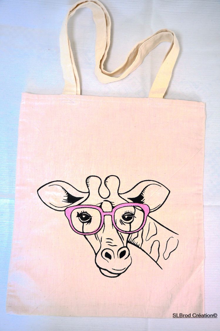 Geborduurde draagtas giraffe met roze bril personaliseerbaar