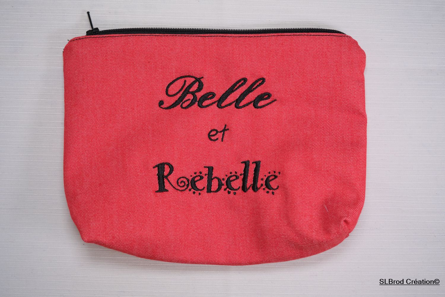 Mooi en rebels rood geborduurd koffertje