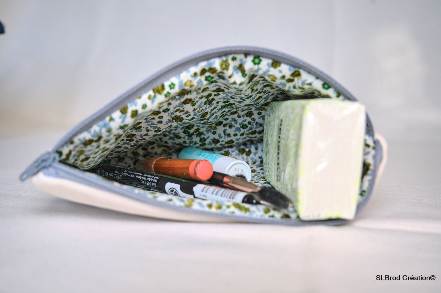 Platte koffer met geborduurd arabesk oog