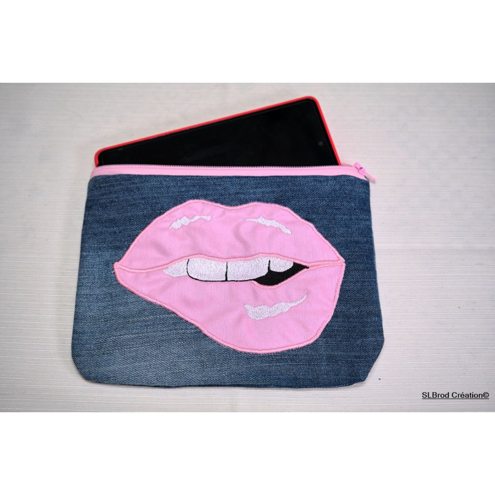Platte koffer geborduurd met roze mond