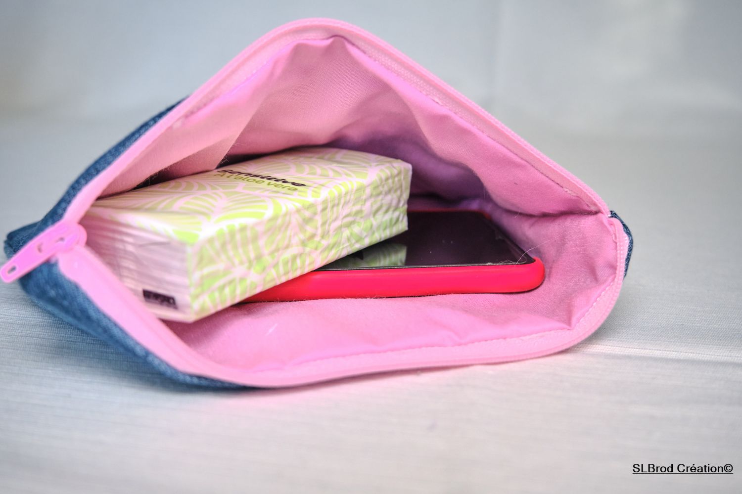Platte koffer geborduurd met roze mond