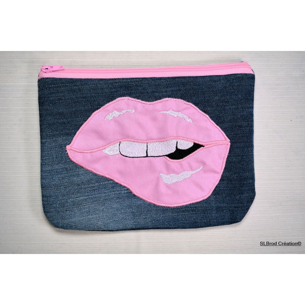 Platte koffer geborduurd met roze mond