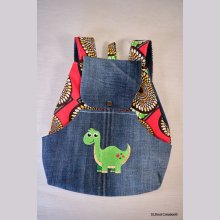 Kinderrugzak geborduurd met dinosaurus en was te personaliseren met uw naam