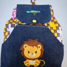 Gepersonaliseerde geborduurde kinderrugzak met leeuw en baobab