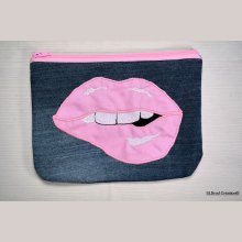 Platte koffer geborduurd met roze mond